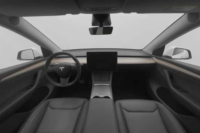 Tesla Model Y (2024) thumbnail 3