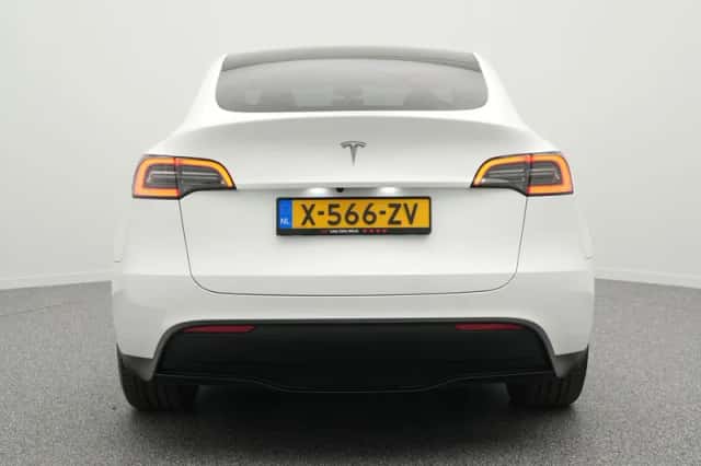 Tesla Model Y (2024) thumbnail 6