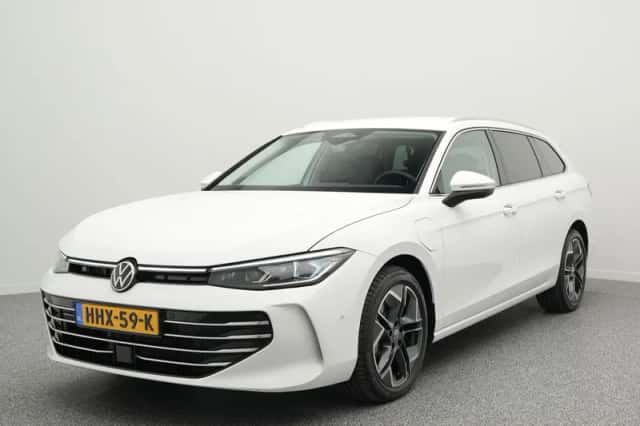 Volkswagen Passat (2025) thumbnail 1