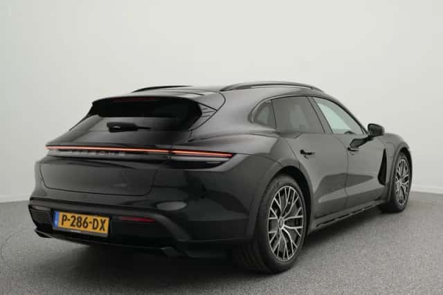 Porsche Taycan (2022) thumbnail 2