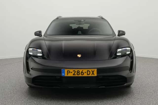 Porsche Taycan (2022) thumbnail 5