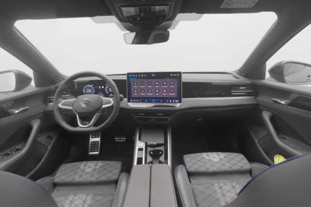 Volkswagen Passat (2025) thumbnail 3