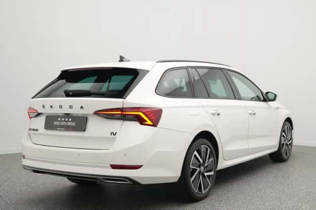 Škoda Octavia (2022) thumbnail 2