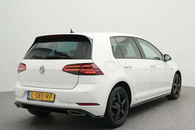 Volkswagen Golf (2019) thumbnail 2