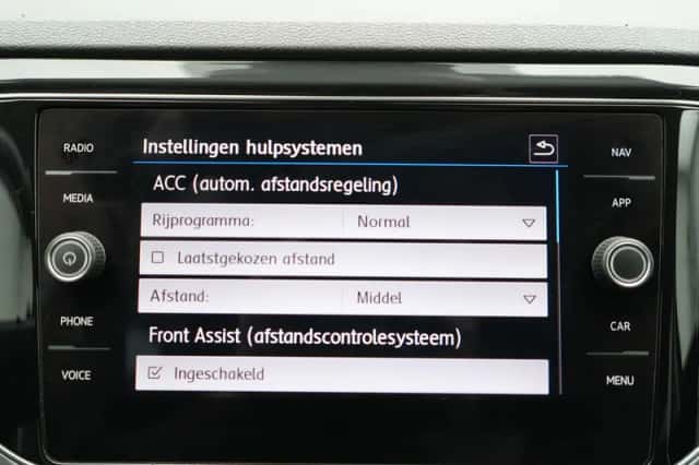 Volkswagen T-Roc (2020) thumbnail 4