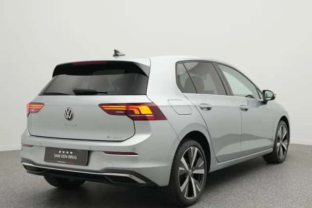 Volkswagen Golf (2025) thumbnail 2