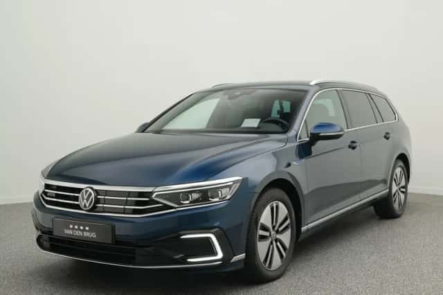 Volkswagen Passat (2022) thumbnail 1