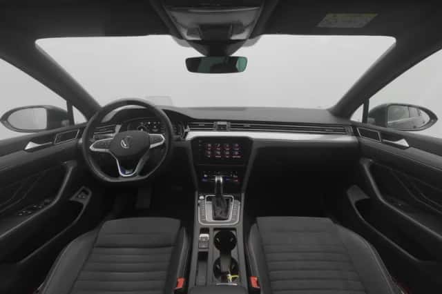 Volkswagen Passat (2022) thumbnail 3