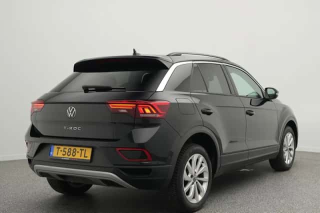 Volkswagen T-Roc (2023) thumbnail 2