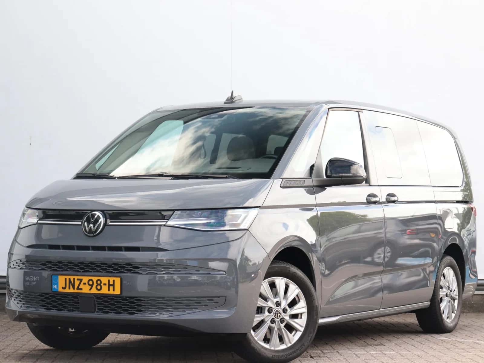 Volkswagen Multivan (2023) — foto 1