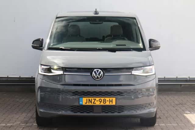 Volkswagen Multivan (2023) thumbnail 3