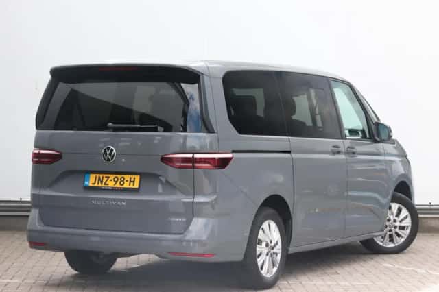 Volkswagen Multivan (2023) thumbnail 4