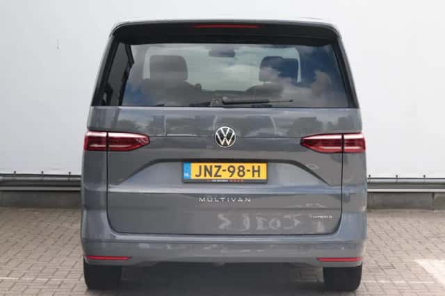 Volkswagen Multivan (2023) thumbnail 5