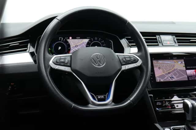 Volkswagen Passat (2021) thumbnail 6