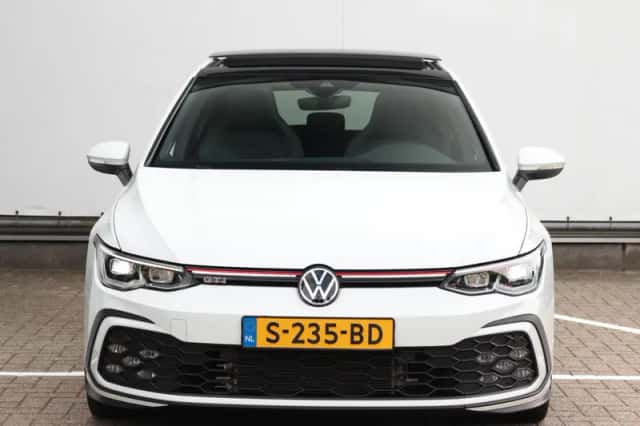 Volkswagen Golf (2021) thumbnail 2