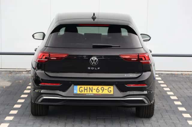 Volkswagen Golf (2024) thumbnail 6