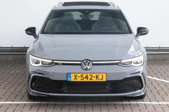 Volkswagen Golf (2023) thumbnail 2