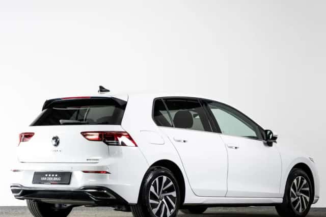 Volkswagen Golf (2021) thumbnail 2