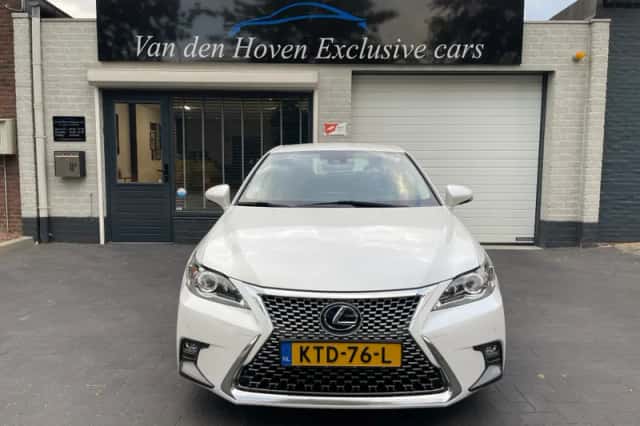 Lexus CT (2017) thumbnail 2