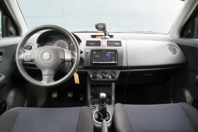 Suzuki Swift (2007) thumbnail 4
