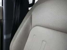 Land Rover Defender (2021) thumbnail 25