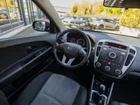 Kia Cee'd (2011) thumbnail 18