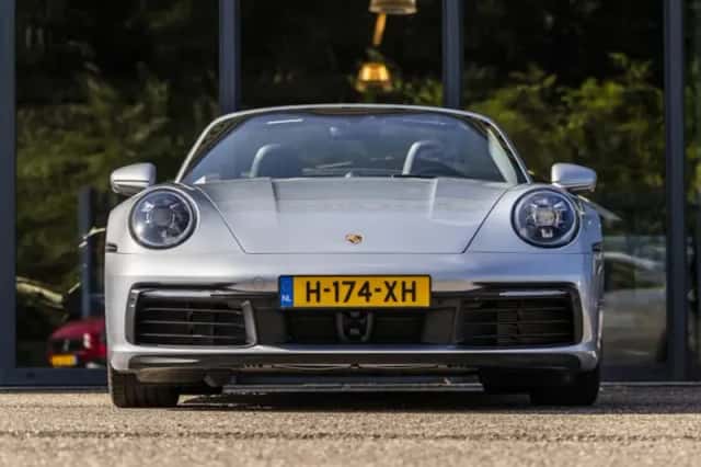 Porsche 911 (2020) thumbnail 3