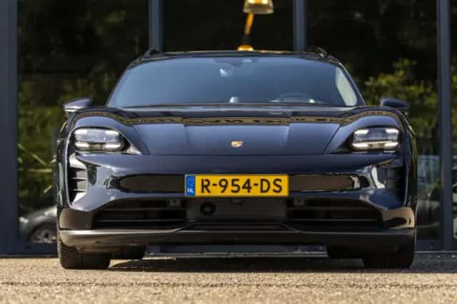 Porsche Taycan (2022) thumbnail 3