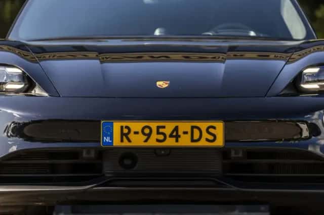 Porsche Taycan (2022) thumbnail 4