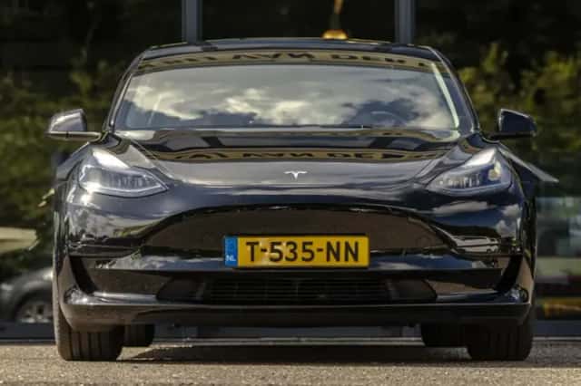 Tesla Model 3 (2023) thumbnail 3