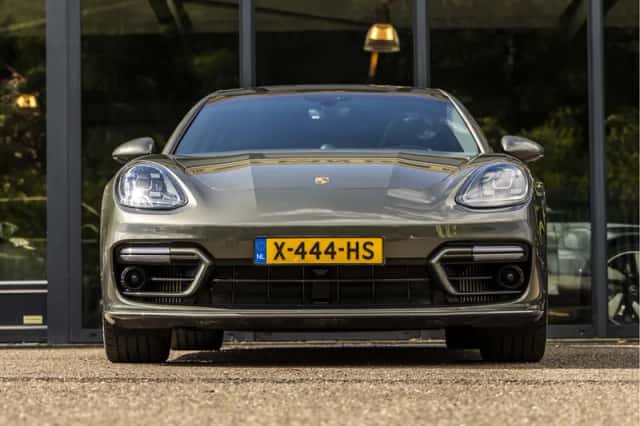 Porsche Panamera (2023) thumbnail 2