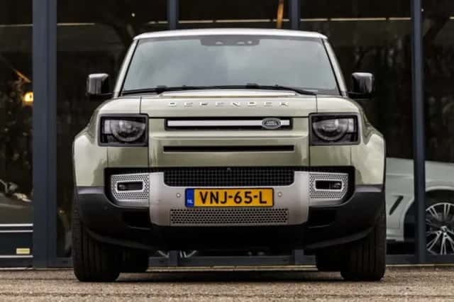 Land Rover Defender (2021) thumbnail 3