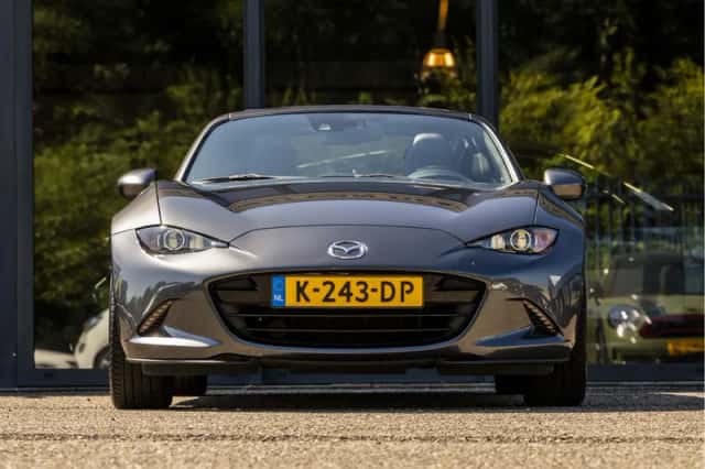 Mazda MX-5 (2018) thumbnail 2