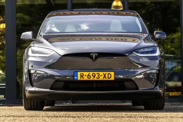 Tesla Model X (2022) thumbnail 3