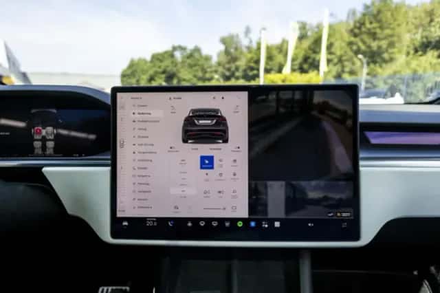 Tesla Model X (2022) thumbnail 30