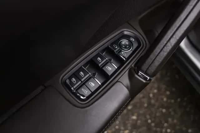 Porsche Cayenne (2015) thumbnail 32