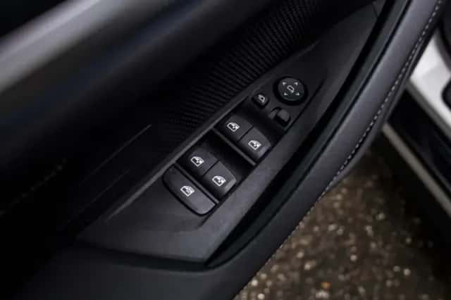 BMW i4 (2024) thumbnail 24