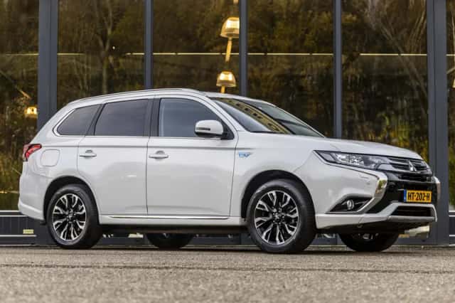Mitsubishi Outlander (2015) thumbnail 1