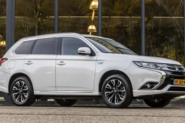 Mitsubishi Outlander (2015) thumbnail 2