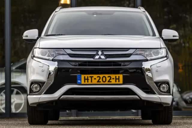 Mitsubishi Outlander (2015) thumbnail 3