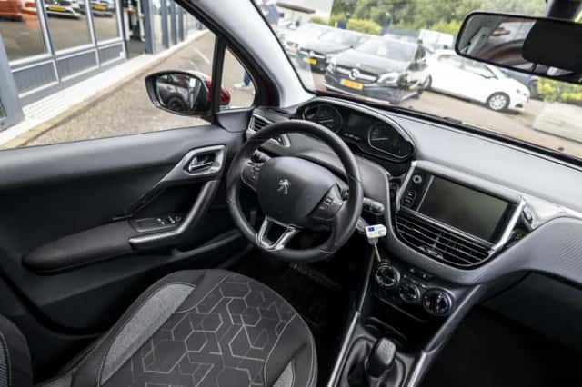 Peugeot 2008 (2016) thumbnail 18