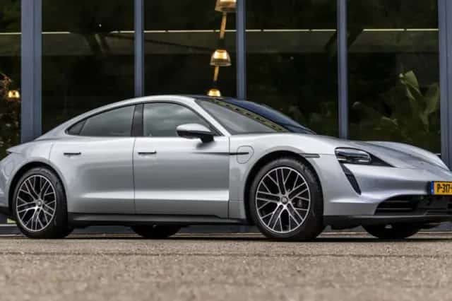 Porsche Taycan (2022) thumbnail 2