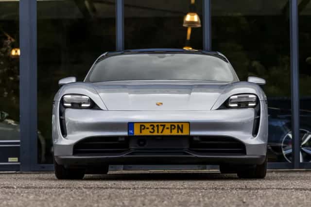 Porsche Taycan (2022) thumbnail 2