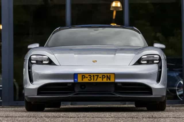 Porsche Taycan (2022) thumbnail 3