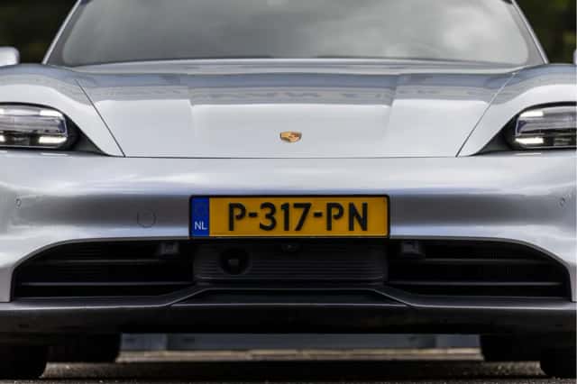 Porsche Taycan (2022) thumbnail 3