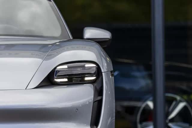 Porsche Taycan (2022) thumbnail 4