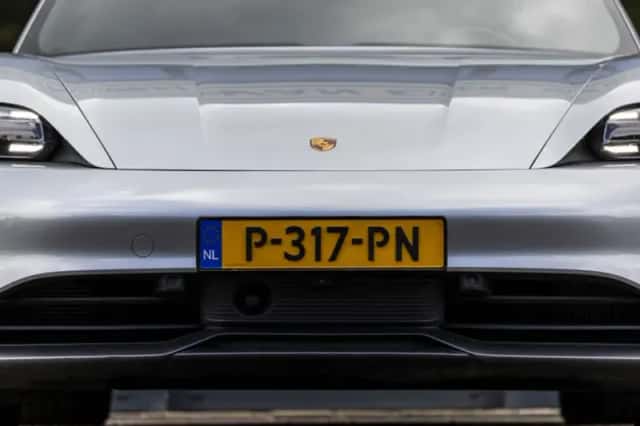 Porsche Taycan (2022) thumbnail 4