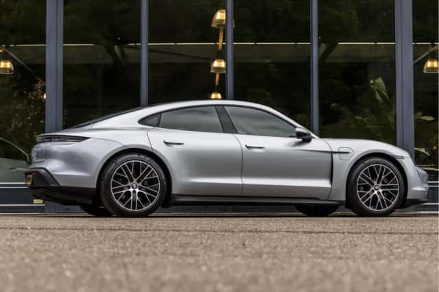 Porsche Taycan (2022) thumbnail 5