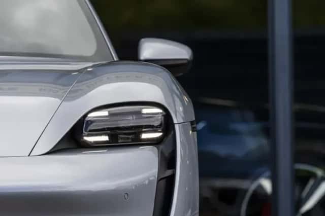 Porsche Taycan (2022) thumbnail 5