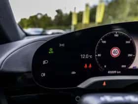 Porsche Taycan (2022) thumbnail 42